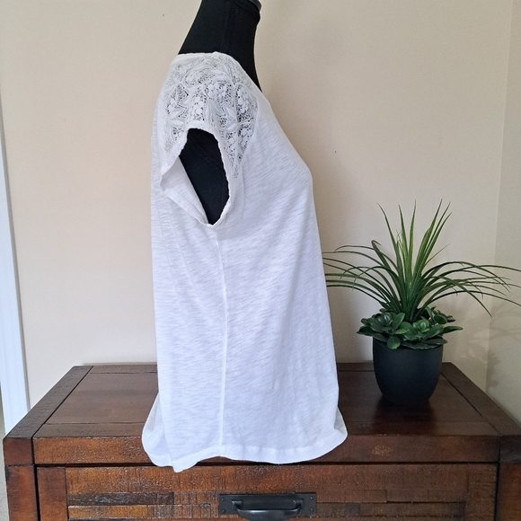 Chaps White Tee Size Medium Lace Detail Shoulder Lightweight - Picture 2 of 13